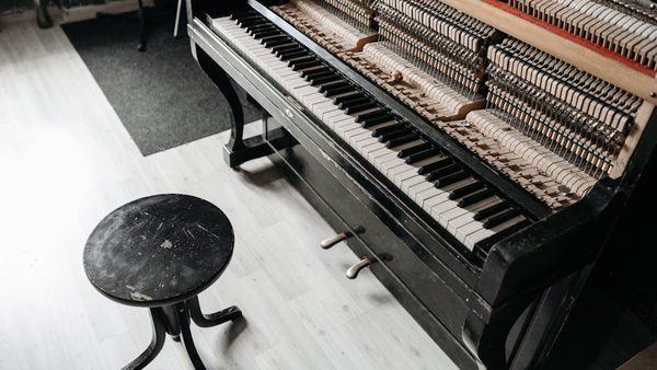 How Many People to Move a Grand Piano? Experts Movers Reveal Team Size by Type