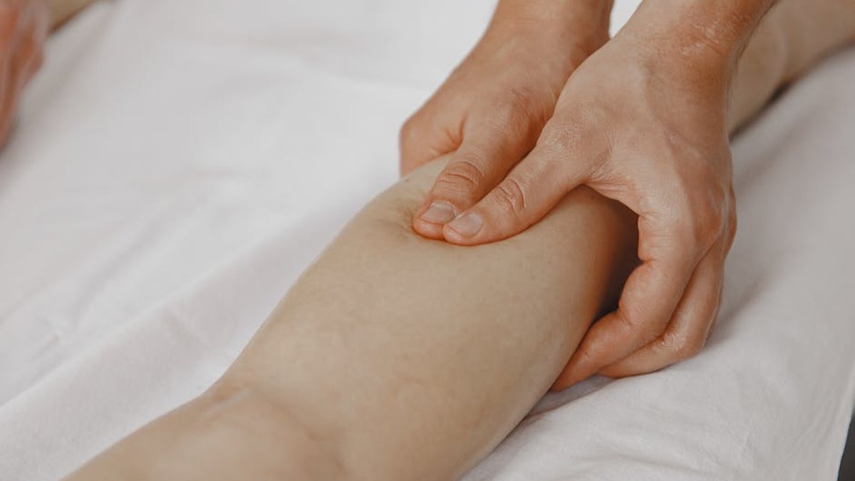 How to Reduce Edema at Home: Grounding, Soaks & Anti-Inflammatory Tips
