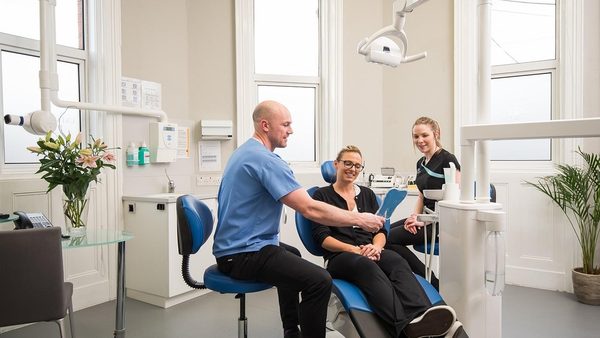 Dental Implants vs Dentures: Nottingham Dentist Explains Which Option to Choose