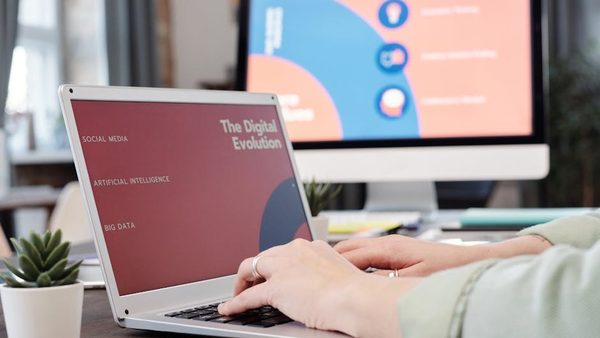 How AI Is Changing Marketing for Small Businesses: 5 Trends Behind The ROI Shift