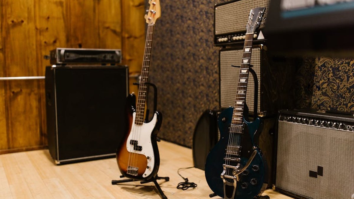 How to Pack a Guitar For Shipping: Tips From Nashville Moving Experts