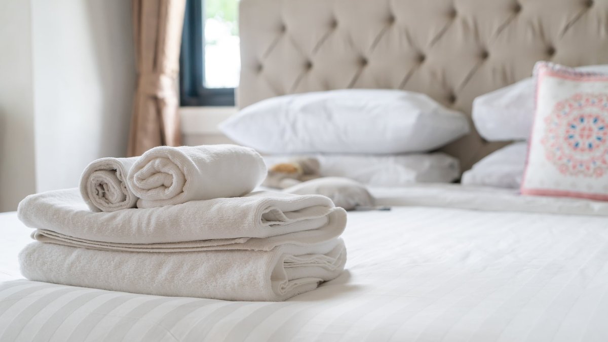 Cotton vs Silk: Which Is Best For Sleep & Bedding?