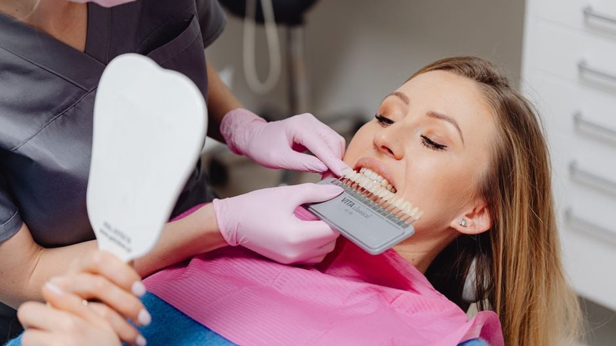 Discoloured Teeth Treatment: Nottingham Dentist Explains Veneers & Other Options