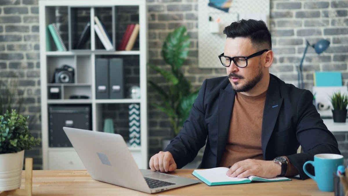 How to Use AI to Start an Online Business in 2026: Skills Every Beginner Needs