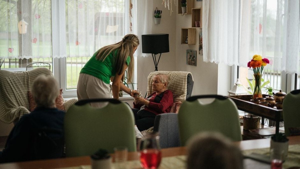 In-Home Care vs Nursing Home: Houston Experts Compare Senior Care Options