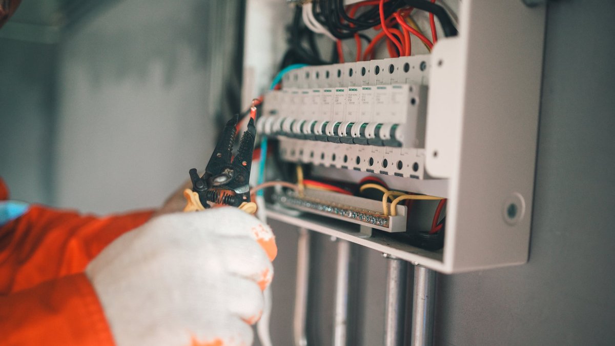 What Is the AI Strategy in B2B? Enhancing Visibility for Electrical Contractors
