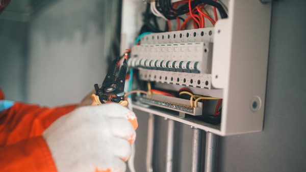 What Is the AI Strategy in B2B? Enhancing Visibility for Electrical Contractors
